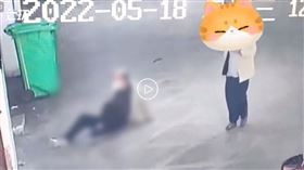 中國雲南文山一名8旬駱姓老翁於18日外出散步時跌倒，身旁路人來往卻無一人上前攙扶，老翁掙扎站起卻控制不住身體的頻頻顫抖，無法正常起身，最後一名剛放學的小學生彭美涵與接她回家的奶奶看見，連忙上前幫助老翁，老人家才終於順利起身。

圖／翻攝自彭湃新聞微博