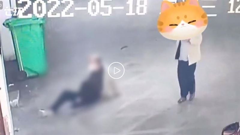 8旬老翁重摔！大人無視1小學生援手