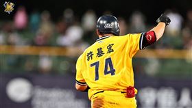 中信兄弟許基宏敲出生涯首支再見轟，幫助球隊擊敗桃猿。（圖／中信兄弟提供）
