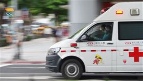 本土疫情延燒  救護人員忙奔波國內COVID-19（2019冠狀病毒疾病）疫情延燒，10日新增5萬780例本土個案，創下單日新高，確診個案中新增34中症、14重症，12例死亡個案。另新增48例境外移入病例。圖為一台救護車10日午後在台北市石牌地區呼嘯而過。中央社記者徐肇昌攝  111年5月10日