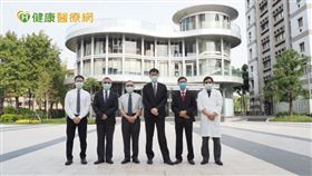 陳震宇副校長研發團隊合影，左起張資昊資訊長、許明暉數據長、陳志榮教授、陳震宇副校長、黎阮國慶老師、蕭世欣主任。