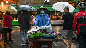 本土新增8萬2363例確診（2）中央流行疫情指揮中心24日公布，國內新增8萬2363例COVID-19本土病例，政府也提醒民眾做好自身防疫。圖為24日傍晚，新北市中和區和平街黃昏市場內攤販戴口罩推著推車準備營業。中央社記者趙世勳攝  111年5月24日