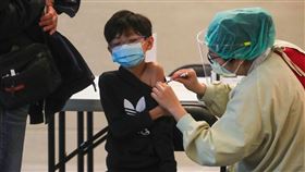 國內疫情延燒  民眾亞東醫院接種疫苗國內COVID-19疫情延燒，中央流行疫情指揮中心呼籲符合資格者盡速接種疫苗。圖為民眾16日上午到亞東醫院施打疫苗。中央社記者吳家昇攝  111年5月16日