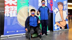 帕運游泳代表團返台  陳亮達下階段目標亞帕運參加東京帕拉林匹克運動會的游泳代表團教練梁豐君（右）與選手陳亮達（左）1日返抵國門，陳亮達表示，這是他第一次到日本東京，整體都感到很新鮮，這次參賽成績還可以，下階段的目標鎖定明年的亞帕運。中央社記者吳睿騏桃園機場攝  110年9月1日