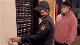 ▲馬來西亞籍歌手丘沁偉，被告妨害名譽不出庭遭通緝，台北市前市議員楊實秋的兒子楊澤祖因為是利害關係人，收到通緝書後跑到丘男至住處，衝進屋內壓制丘男，交給隨後到場的警方逮捕歸案。（圖／楊澤祖提供）