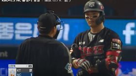 ▲朴炳鎬遭到觸身球。（圖／截自KBO官網）