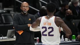▲太陽隊主帥威廉斯（Monty Williams）跟禁區支柱艾頓（DeAndre Ayton）的關係緊張。（圖／美聯社／達志影像）
