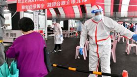 新北篩檢站作業整備狀況新北市政府25日表示，若「快篩陽視同確診」實施後，新北的防疫急門診將轉型，不再做PCR採檢，改為立即判定及看診。圖為板橋江翠篩檢站25日的作業情形與整備狀況。（新北市府衛生局提供）中央社記者黃旭昇新北傳真  111年5月25日