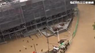 新北大雨轟炸　五股馬路變成滾滾黃河