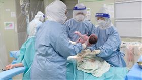 屏基跨科團隊完成確診孕婦剖腹產  母子均安屏東基督教醫院在母親節前夕動員跨科醫護及COVID-19專責病房團隊，完成屏東首例染疫孕婦剖腹產手術，目前母子均安。醫護人員說，在手術室聽到嬰兒哭聲時，覺得那真是最美妙的聲音。（屏東基督教醫院提供）中央社記者曾以寧傳真  111年5月8日