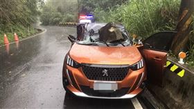 阿里山雨勢大 2車遭落石砸中幸無人傷。翻攝畫面