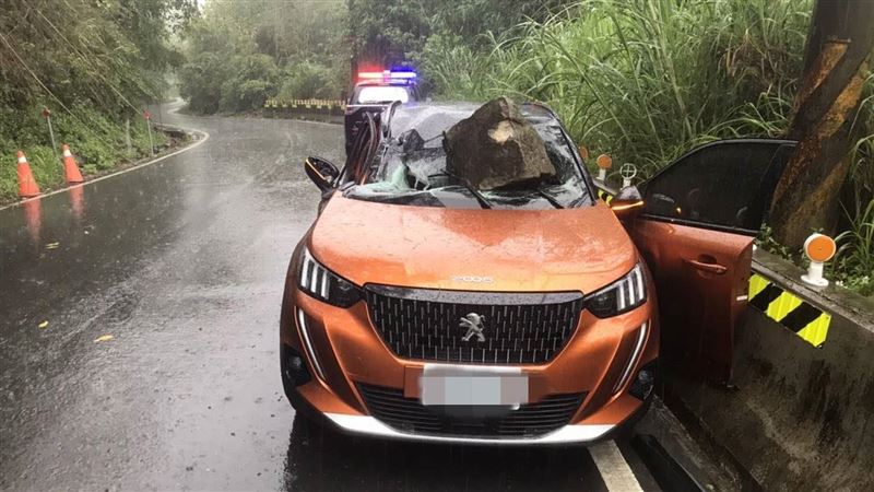 阿里山天降巨石砸2車　駕駛驚險逃劫