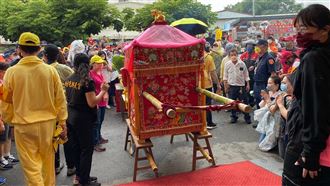 轎班摔倒！白沙屯媽祖心疼大轎猛晃