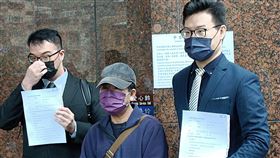 金山小編猝死案  家屬提起國賠民事訴訟新北市金山區公所小編陳嘉緯過勞猝死案，其父陳國煌（中）及律師等人25日到基隆地方法院提出國家賠償民事訴訟，聲明被告金山區公所應給付陳嘉緯父母共新台幣836萬餘元。（讀者提供）中央社記者王朝鈺傳真  111年5月25日