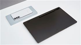 於三星商城、三星智慧館及特定通路購買指定手機與平版，即有機會把百萬賓士開回家。（圖／品牌提供）