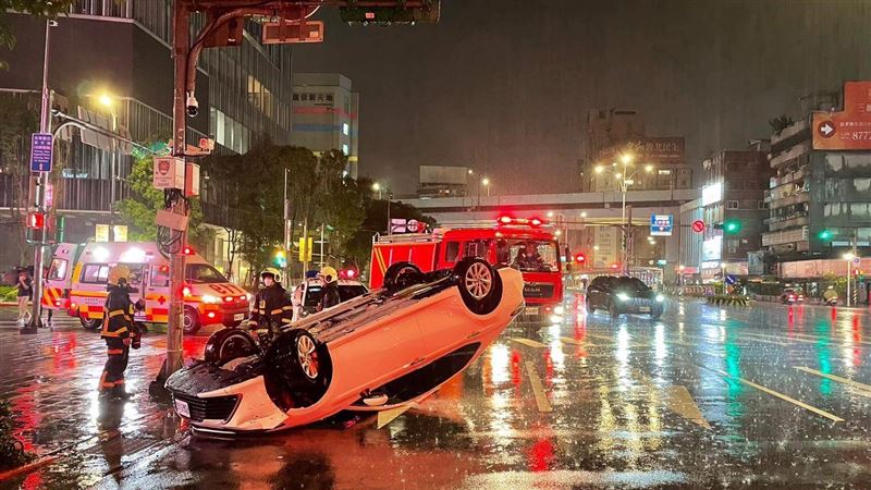 北市男酒駕用手機　自撞路旁石墩翻車
