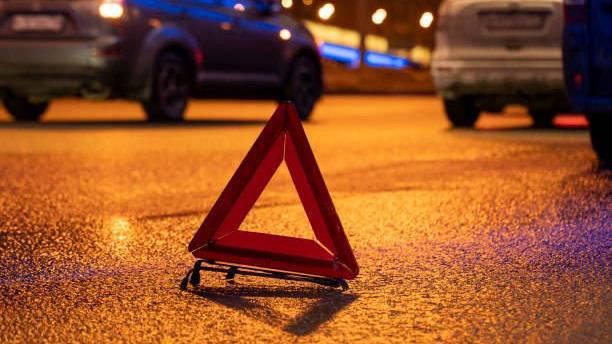 男車貼「撞到賠錢」…撞百萬名車送醫
