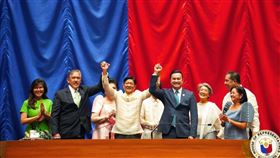 小馬可仕當選第17屆菲律賓總統菲律賓參議院議長索托（左2）和眾議院議長費拉斯柯（Lord Allan Velasco）（前右2）25日正式宣布小馬可仕（前中）當選第17屆總統。（小馬可仕競選團隊提供）中央社記者陳妍君馬尼拉傳真  111年5月26日