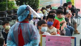 輝瑞兒童疫苗開打  新北首波配額5.7萬劑國內COVID-19本土疫情持續，輝瑞兒童疫苗25日起陸續開打，提供兒童保護力，目前已配送約40.3萬劑疫苗至地方縣市，新北市分配數量最多，共5.7萬劑。圖為新北市安和國小學生接種疫苗後在觀察區休息。中央社記者王騰毅攝  111年5月25日