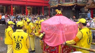 白沙屯媽雨中衝鎮瀾宮！兩大媽祖相逢