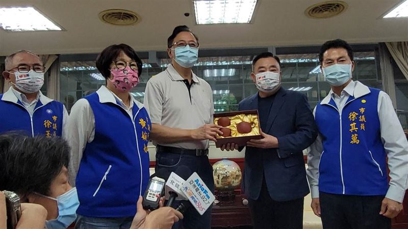 邱奕勝送張善政賀禮！王世堅曝有含意