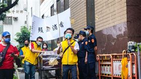 16歲馮小妹疑打疫苗後亡，其母CDC前抬棺抗議。（圖／記者簡浩正攝影）