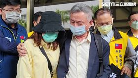 ▲楊志良陪同馮母到法院提告向衛福部請求國賠。（圖／記者楊佩琪攝）