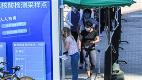 中國禁醫保支付常態化核酸檢測  地方財政亮紅燈陸媒25日報導，中國國家醫保局近日發函各地，禁止動用醫療保險基金支付大規模核酸檢測費用。此舉勢必讓已嚴重惡化的地方財政亮紅燈。圖為25日，北京市朝陽區一處核酸採樣點。（中新社提供）中央社  111年5月25日