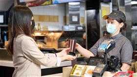 響應環保政策  麥當勞6/1自備飲料杯折5元為了鼓勵消費者自備飲料杯，麥當勞26日宣布6月1日起消費者購買含飲料的套餐、單點飲料等，只要自備飲料杯都可現折新台幣5元。（麥當勞提供）中央社記者余曉涵傳真  111年5月26日