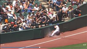 ▲麥克尼爾（Jeff McNeil）界外區滑接臉撞上護牆。（圖／翻攝自MLB官網）