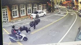 鹿港，重機騎士閃阿伯急煞，人車噴飛，翻滾一圈(圖／翻攝自臉書記者爆料網)