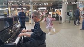 ▼▲Brendan Kavanagh表演時出現一位小女孩跟著跳舞。（圖／Dr K Boogie Woogie 授權）