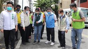 黃偉哲視察咖啡公路品質提升計畫台南市政府提出東山黑曜金咖啡公路周邊觀光路線道路品質提升計畫，市長黃偉哲（前左2）26日視察東原國小前路段。（台南市工務局提供）中央社記者楊思瑞台南傳真  111年5月26日