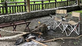 鸞山湖廣場未開放露營野炊  當地部落籲遊客尊重台東縣延平鄉鸞山湖近年規劃為部落祭祀廣場，最近許多遊客造訪，但日前部落卻發現有年輕遊客直接在文化祭祀廣場野炊露營，讓居民感到不被尊重。當地部落呼籲來訪民眾，應尊重祭祀場地和文化。（民眾提供）中央社記者盧太城台東傳真  111年5月26日