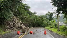 花蓮秀林鄉景美村山區道路落石連日降雨，花5線5.5公里處，鄰近景美村三棧橋旁山壁26日發生土石崩落，造成道路阻斷，鄉公所人員在現場設置封鎖線、警示燈，協助管制人車通行，民眾需改道通行。（新城警分局提供）中央社記者張祈傳真  111年5月26日