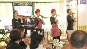 北韓的披薩店員除了要會做披薩，還要會歌舞表演。(圖/翻攝自朝鮮經貿文化情報 DPRK)