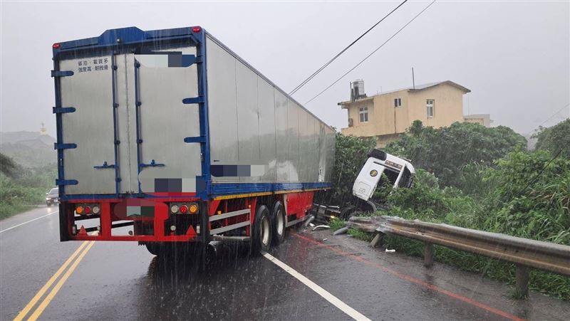 貨櫃車折甘蔗！車頭陷落樹叢駕駛送醫