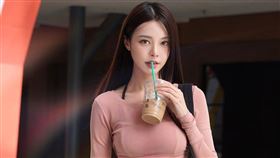 李元玲曬出川字腹肌。（圖／翻攝自李元玲IG）