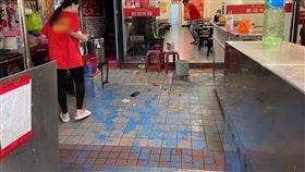 饒河街夜市店家遭潑漆  松山警逮4嫌台北市警察局松山分局松山派出所表示，18日晚間接獲報案，饒河街夜市有店家突遭4名男子潑漆和丟擲桌椅，犯嫌隨後逃逸，警方19日將4男查獲，全案詢後依法送辦，將持續深入調查以釐清案情和犯案動機。（翻攝照片）中央社記者黃麗芸傳真  111年5月26日