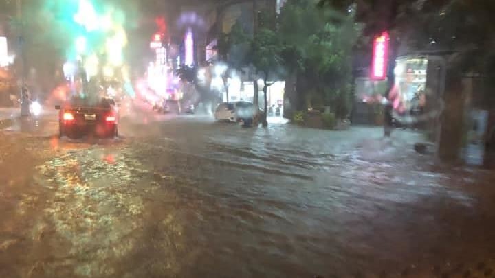 台中清水淹水一級警戒！車拋錨卡路邊
