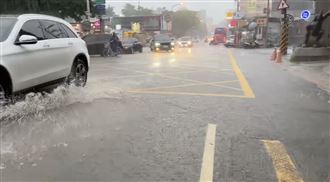 梅雨襲沙鹿路面成河　她：8年來最慘