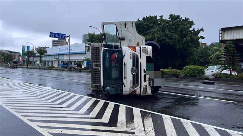 彰化暴雨路滑！物流車自撞分隔島翻覆