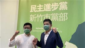 綠營竹市黨部主委選舉  鄭宏輝陪陳建名登記行政院顧問鄭宏輝（左）15日宣布不參選民進黨新竹市黨部主委，並陪現任主委陳建名（右）前往登記。（民進黨新竹市黨部提供）中央社記者魯鋼駿傳真  111年4月15日