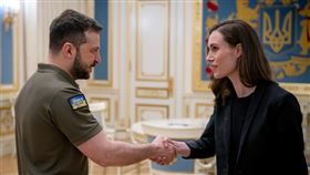 芬蘭總理馬林（右）26日訪問烏克蘭首都基輔，與烏克蘭總統澤倫斯基會面。（圖／翻攝自facebook.com/zelenskiy.official）
