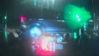 汽車紅燈迴轉　騎士狠撞卡車底全身抖