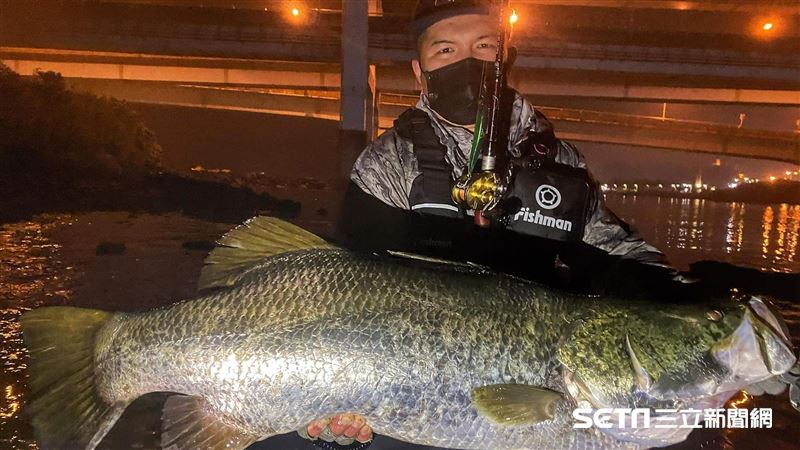 獨／釣到「半個人」鱸魚　堅持放生牠
