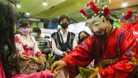 過新年　財神爺上街發金幣（1）因應農曆春節將至，台北建國花市23日有商家推出應景的財神爺在現場宣傳造勢，並發放金幣樣式的糖果給民眾增添喜氣。中央社記者王騰毅攝  111年1月23日