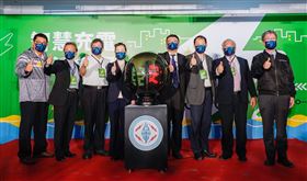 ▲台電舉辦「電動車充電示範場開幕儀式」，經濟部長王美花(左一)、台電代理董事長曾文生(右一)、總經理王耀庭(右四)，見證全國第一座整合地下停車場的電動車充電示範場啟用（圖／台電提供）