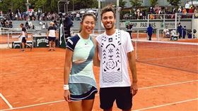 ▲詹皓晴（左）27日與日本籍的麥克拉克蘭（右）攜手在法網混雙首輪擊敗法國組合帕凱與佩爾挺進16強。（圖／翻攝自詹皓晴 Angel Chan臉書粉專）