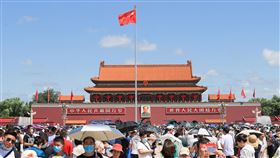 疫情以來首度  天安門廣場暫停參觀21天北京市天安門地區管理委員會官網宣布，天安門廣場5月25日起自6月15日暫停當日預約參觀服務。這是天安門廣場首度因疫情暫停開放參觀。圖為2021年7月，天安門廣場遊客如織。（中新社資料照）中央社 111年5月24日